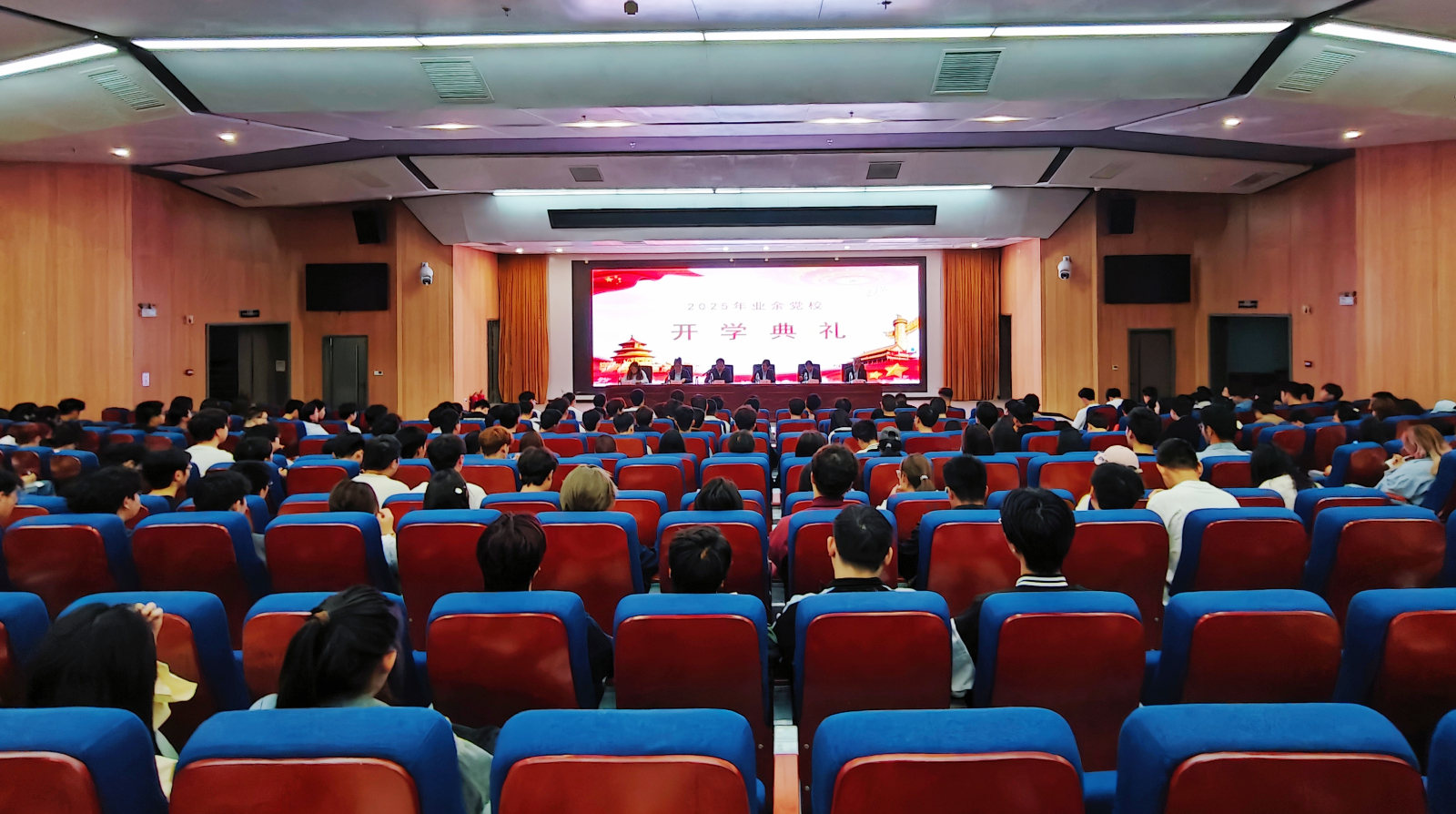 陕西省建筑职工大学隆重举行2025年业余党?？У淅?></div>
                            <div   id=